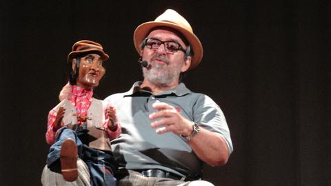 Morre o humorista Augusto Bonequeiro aos 74 anos em FortalezaArtista foi referência no teatro de bonecos e ícone do humor cearense.